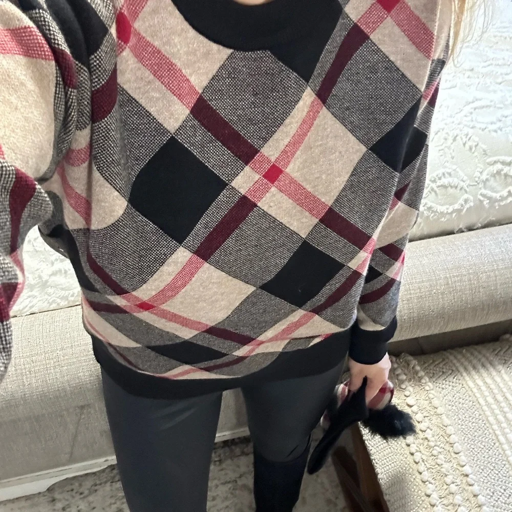 New๐Gorgeous Burberry inspired sweater & hat - Picture 3 of 7